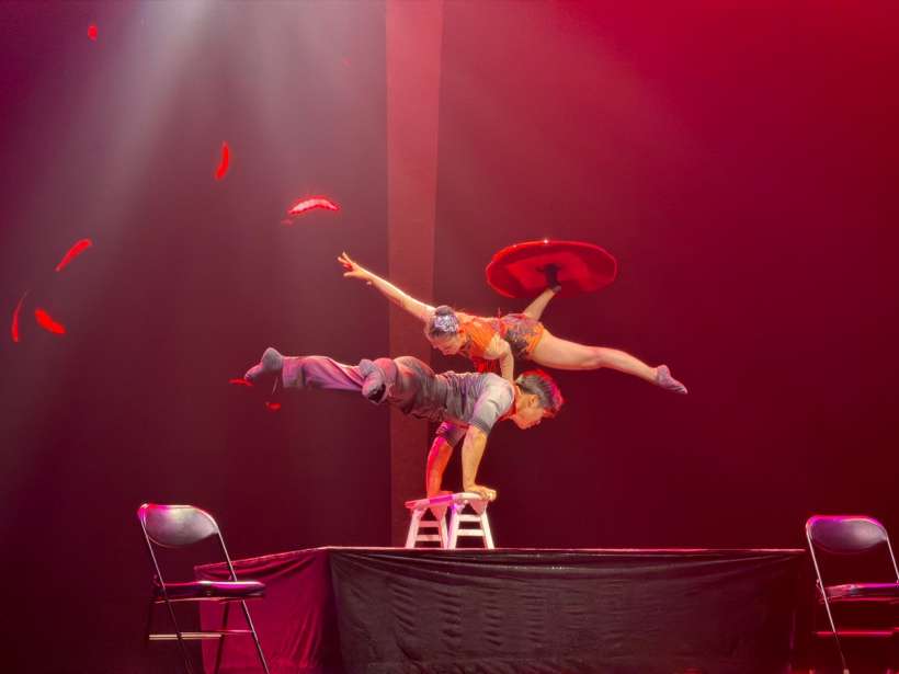 人在舞台上跳 AI 生成的内容可能不正确。