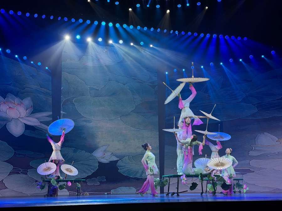 人们在看台上的人演出 AI 生成的内容可能不正确。