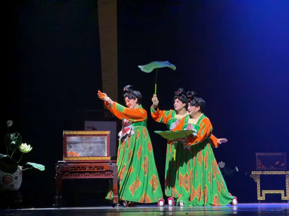 图片包含 站, 男人, 前, 女人 AI 生成的内容可能不正确。