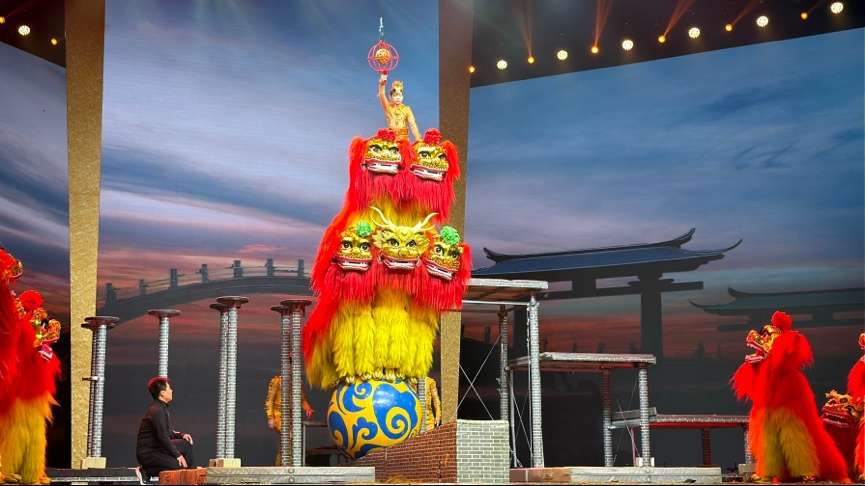 人们在看台上的人演出 AI 生成的内容可能不正确。